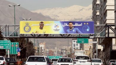 اکران تصویر دیدار استقلال و النصر در بیلبوردهای سطح شهر