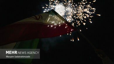آتش بازی و نورافشانی در ورزشگاه آزادی برای صعود تیم ملی