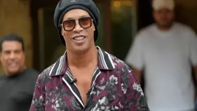 رونالدینیو در یک بازی رسمی به میدان می‌رود